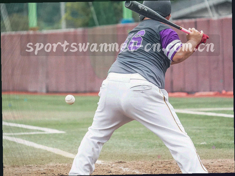 运动员冲刺瞬间，覆盖动态速度线